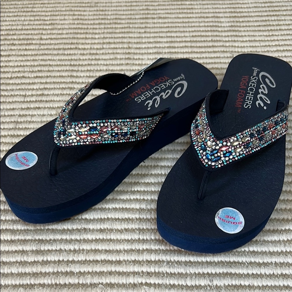 Skechers women’s size 7 navy Multi-Color Beaded Flip Flops